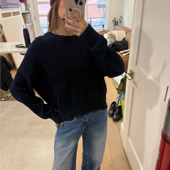 Classic Quince 100% Organic Cotton Boyfriend Crew Sweater! - Picture 2 of 2